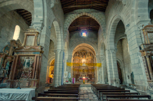 Vista de la nave central y de la epistola de la iglesia de Xunqueira de Espadañedo